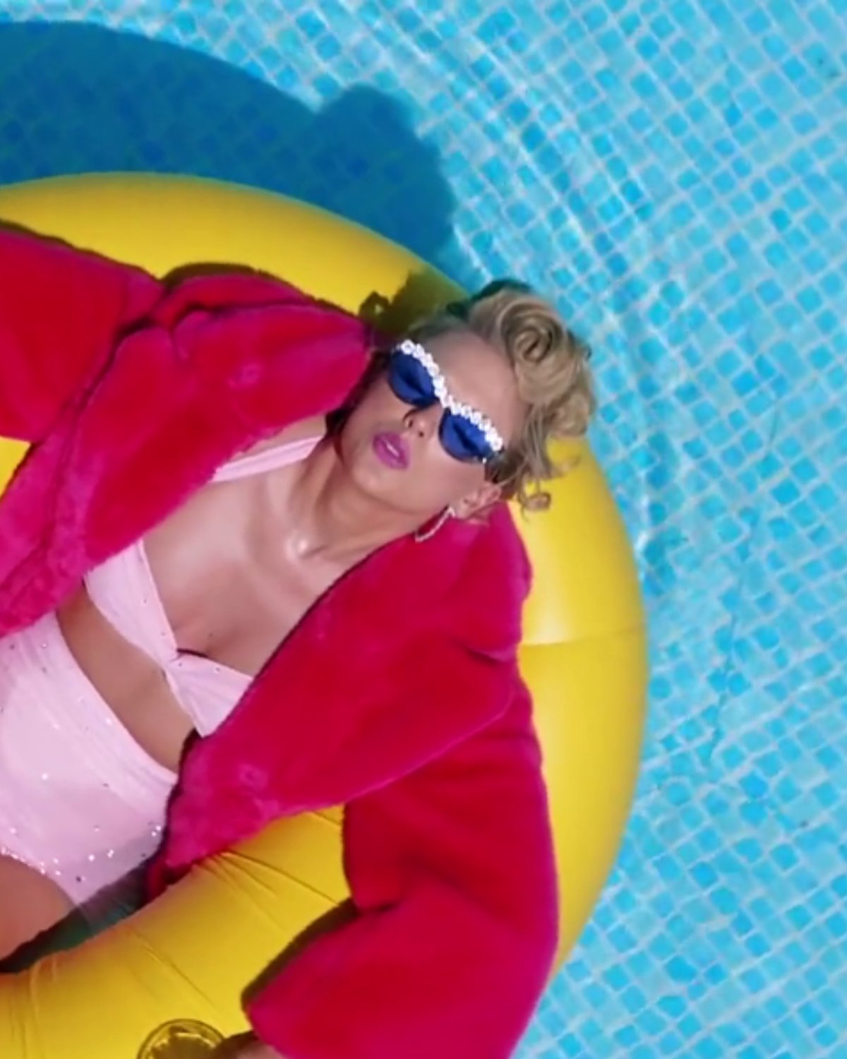 Image of Taylor Swift in a swimming pool