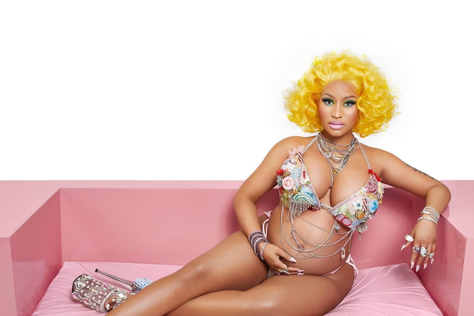 Nicki Minaj bikini photo in pregnancy